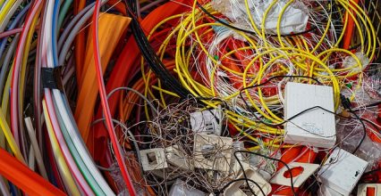 Triedenie odpadu zahŕňa okrem triedenia plastov aj zber batérií a elektroodpadu Triedenie odpadu zahŕňa okrem triedenia plastov aj zber batérií a elektroodpadu
