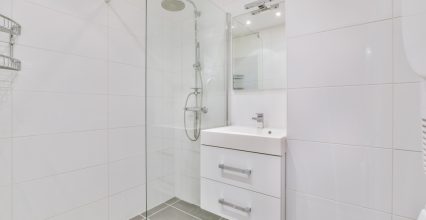 Ako si poradiť s nedostatkom priestoru pri zariaďovaní kúpeľne?
