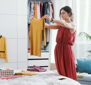 Čo treba zvážiť pri výbere šatníkovej skrine do spálne?